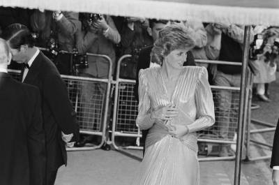 принц Чарльз - Джеймс Бонд - Шон Коннери - Елизавета Королева (Ii) - Британская королевская семья на премьерах фильмов о Джеймсе Бонде - skuke.net - Лондон