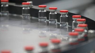 Мантуров рассказал о ходе производства доз вакцин от коронавируса