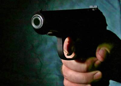 У школы в Москве отец десятиклассницы открыл стрельбу