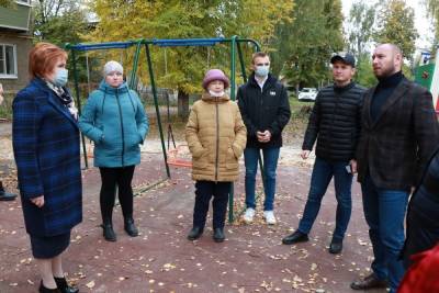 Мэр Рязани осмотрела новую детскую площадку на улице Старореченской