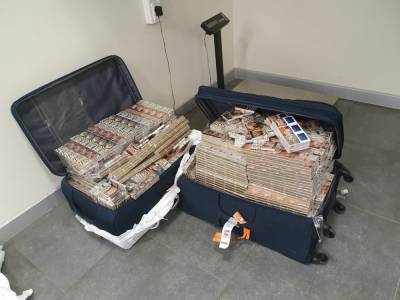 Два огромных чемодана с сигаретами не пропустили таможенники в Пулково