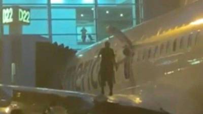 Видео: пассажир авиарейса вышел на крыло лайнера через аварийную дверь