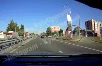 В Киеве водитель врезался в отбойник и влетел стелу АЗС (видео)