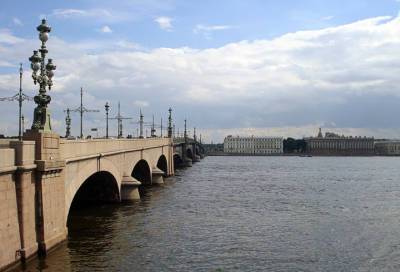 В Петербурге мужчина прыгнул с Троицкого моста в воду