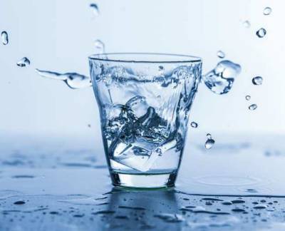 Диетолог Макиша развеяла миф о вреде питья воды во время приёма еды