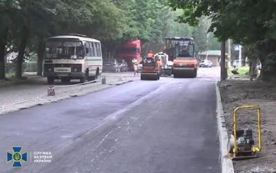 На строительстве дорог в двух областях Украины выявили хищения