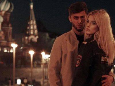 В Москве задержали блогера из-за фото, на котором девушка имитирует оральный секс на фоне храма Василия Блаженного