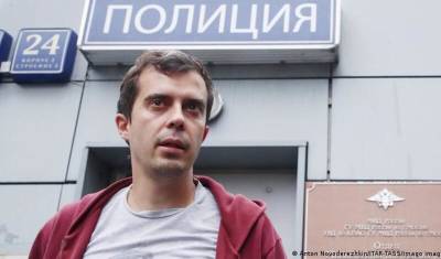 Полиция пришла с обыском к родителям основателя The Insider Романа Доброхотова