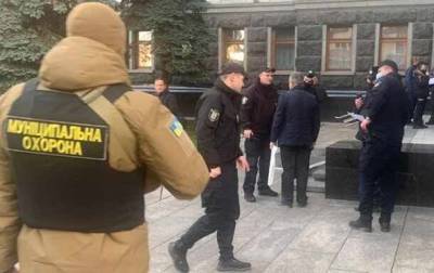 В Киеве неизвестный вошел в здание Офиса президента и поджег себя