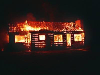 Заживо сгорели двое детей при пожаре в частном доме в Пермском крае