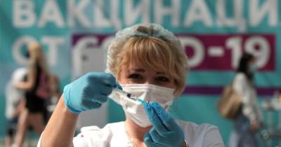 Школьников в России не будут принуждать к вакцинации от COVID