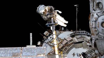 Российские космонавты подключили модуль «Наука» к американской сети на МКС
