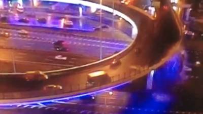 Прокуратура Москвы опубликовала видео упавшего с эстакады грузовика
