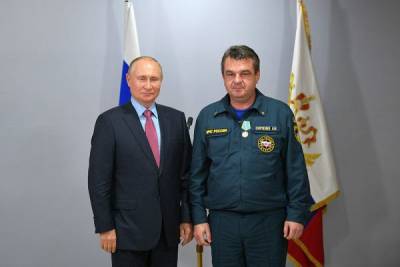 Путин вручил награды спасателям, боровшимся с пожарами и паводками