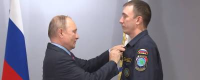 Путин в Благовещенске наградил 10 ликвидаторов последствий пожаров и паводков в РФ