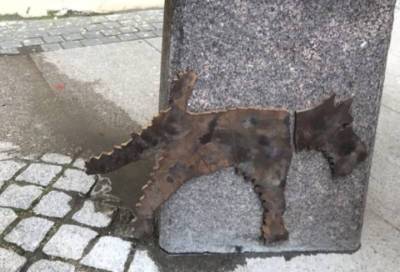 У памятника Сергею Довлатову в Петербурге установили пластину с его собакой Глашей