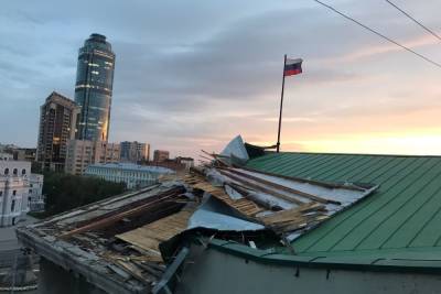 Два человека пострадали от шквала в Екатеринбурге, повреждена крыша УрФУ