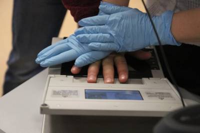 Мигрантов обяжут получать карты с чипом о пройденной дактилоскопии с 29 декабря