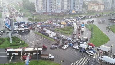 Неисправные светофоры вызвали дорожный коллапс на перекрёстке Славы и Софийской