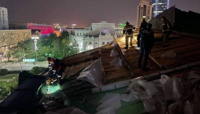 На Урале из-за урагана пострадали два человека, повалены деревья и сорваны крыши