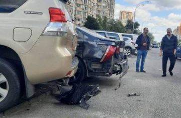 В Киеве пьяный водитель протаранил несколько авто и после пошел в кафе: двое людей пострадали. ФОТО