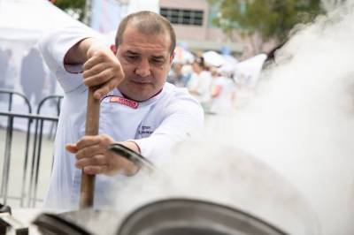 Для гостей ярмарки "Остров-рыба" приготовили 300 литров сахалинского супа