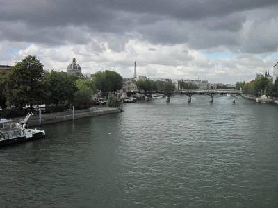 11-летний житель Парижа чистит Сену от металлического мусора и мира