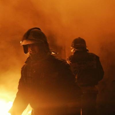 Пожар охватил два склада в промзоне на улице Кубинской в Санкт-Петербурге