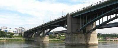 В Новосибирске вытащили из воды упавшего с Октябрьского моста мужчину