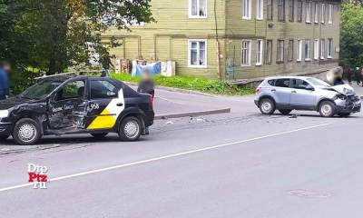 Таксист попал в аварию на улице Калинина в Петрозаводске
