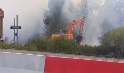 Дорожные работники потушили пожар на тюменской трассе