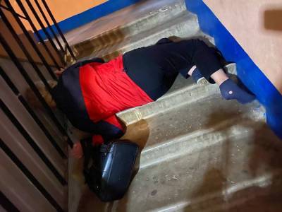 В Минске голова женщины застряла между прутьями лестничных перил