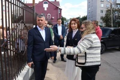 Рокотянская проверила установку нового забора около школы №8 в Рязани