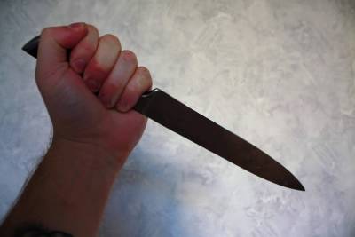 Волгоградец заступился за жену и получил удар ножом от отца