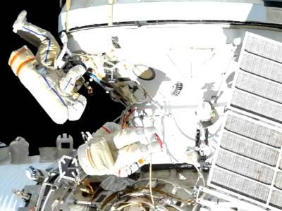 Российские космонавты более 7 часов провели за пределами МКС