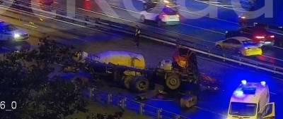 Видео: бетономешалка вылетела с эстакады в Москве и рухнула на шоссе