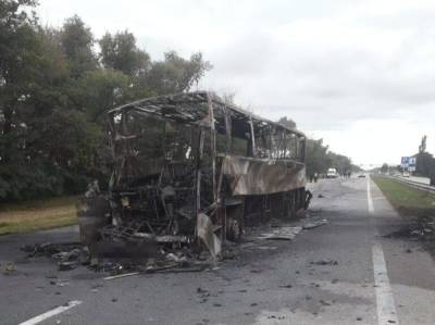 В Житомирской области автобус столкнулся с автовозом и загорелся. Есть погибший и пострадавшие