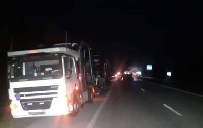 В Житомирской области автобус столкнулся с автовозом: один человек погиб, 11 ранены