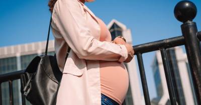 Медики борются за жизнь 19-летней мамочки с Covid-19; врачи призывают вакцинироваться будущих и кормящих матерей