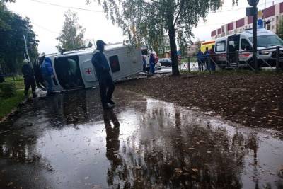 Машина скорой помощи с пациентом перевернулась после ДТП в Киришах