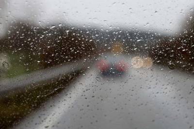Эксперт Попов назвал правила безопасного вождения машины в дождь