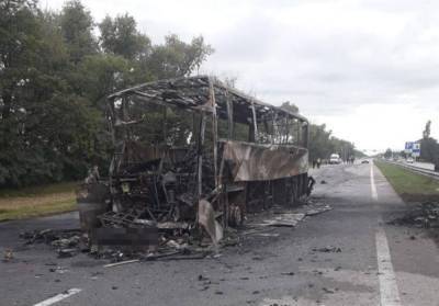 На Житомирщине международный автобус столкнулся с автовозом и сгорел: погиб водитель, еще 11 человек пострадали