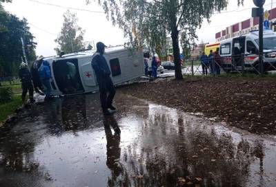 Сотрудники скорой помощи пострадали в результате аварии в Киришах