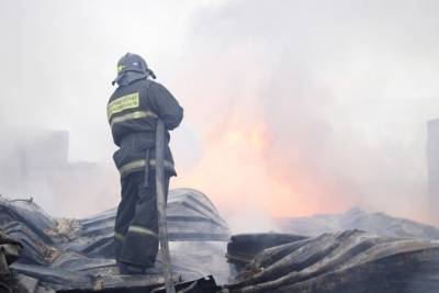 В Мурманске утром пожарные тушили гаражи
