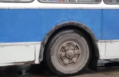 На улице Шоферов троллейбус сшиб зеркалом 17-летнего парня