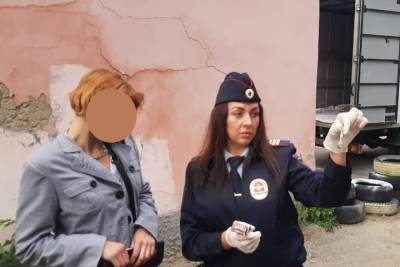 На улице Соборной в Рязани задержали 35-летнюю женщину под наркотиками