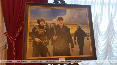 ФОТОФАКТ: Во Дворце Независимости выставили подаренную Лукашенко картину, о которой он рассказал 1 сентября