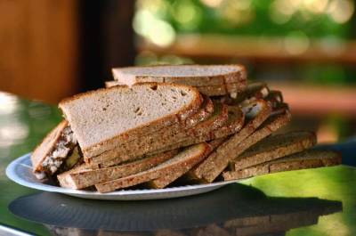 Диетолог Белоусова сравнила пользу хлеба и диетических хлебцов