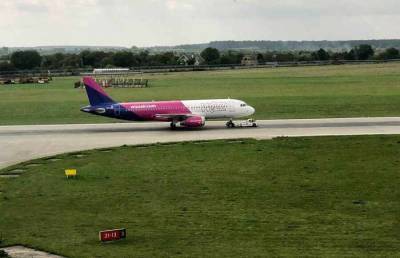 В аэропорту Львова самолет совершил аварийную посадку