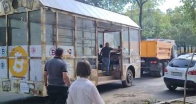 Мэрия Еревана эвакуировала "вкусный автобус" из самого сердца Еревана – видео